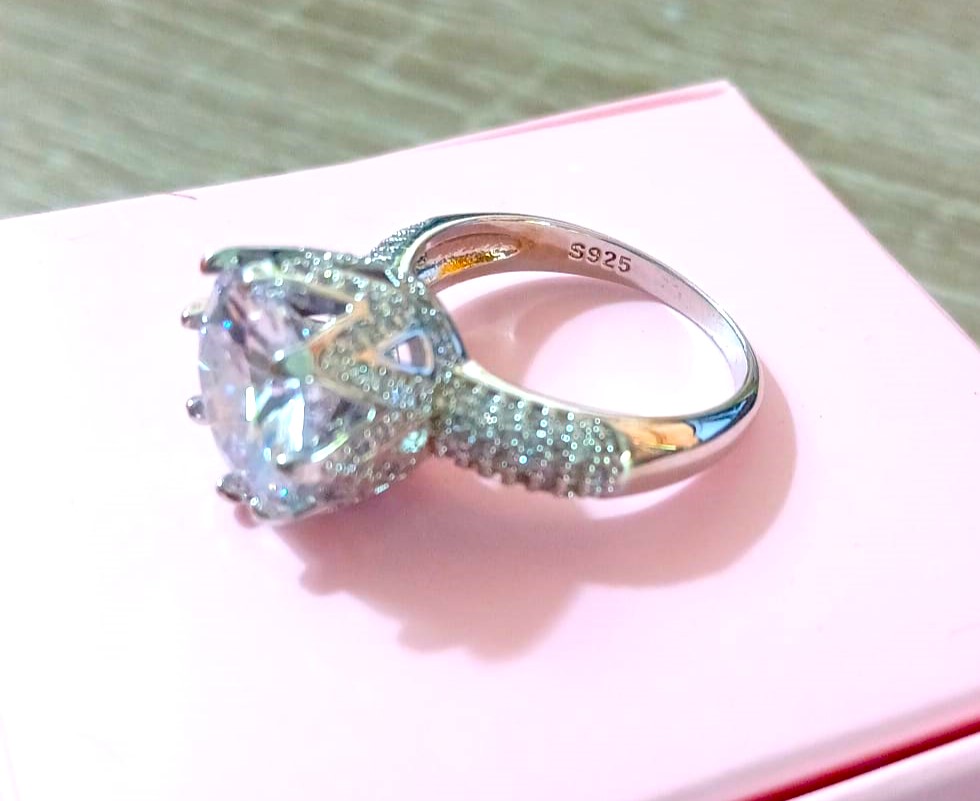 Round‑Cut Large White Cubic Zirconia Sterling S925 Silver Queen Ring - Image 5
