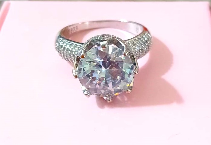 Round‑Cut Large White Cubic Zirconia Sterling S925 Silver Queen Ring - Image 3