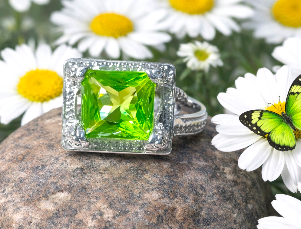 Bold Silver Plated Green Crystal Gemstone Ring Vintage Style