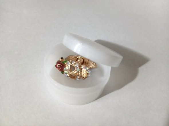 Halloween Gold Skull Stud Earrings 2cm x 1.2cm - Image 4