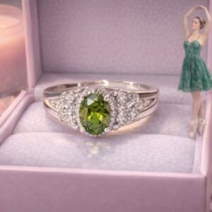 Lovely Silver‑Plated Oval Dark Green Crystal Ring