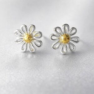Silver Daisy Stud Earrings – 1.4 cm – Silver Plated with 925 Sterling Silver Butterflies – Gold‑Plated Center